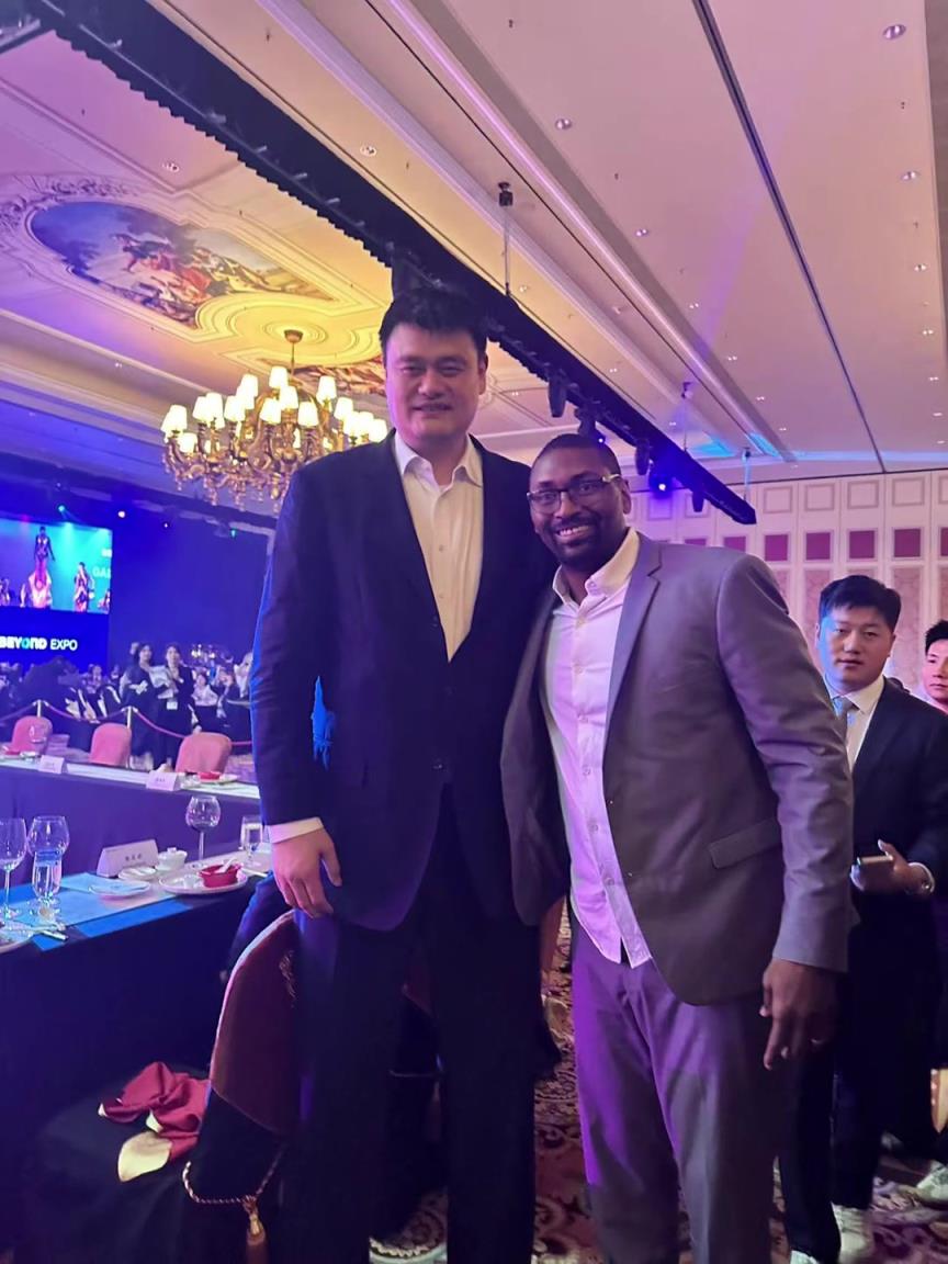 阿泰斯特曬與姚明合照：這是我最喜歡的隊(duì)友 姚??！