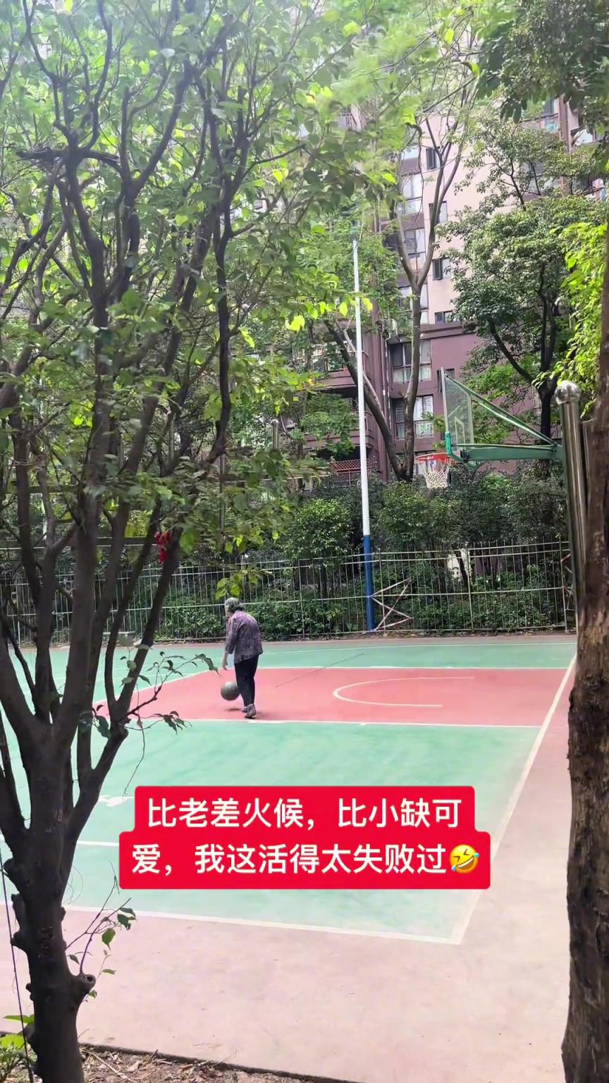 這阿婆單手一投一個準(zhǔn)，姜還是老的辣