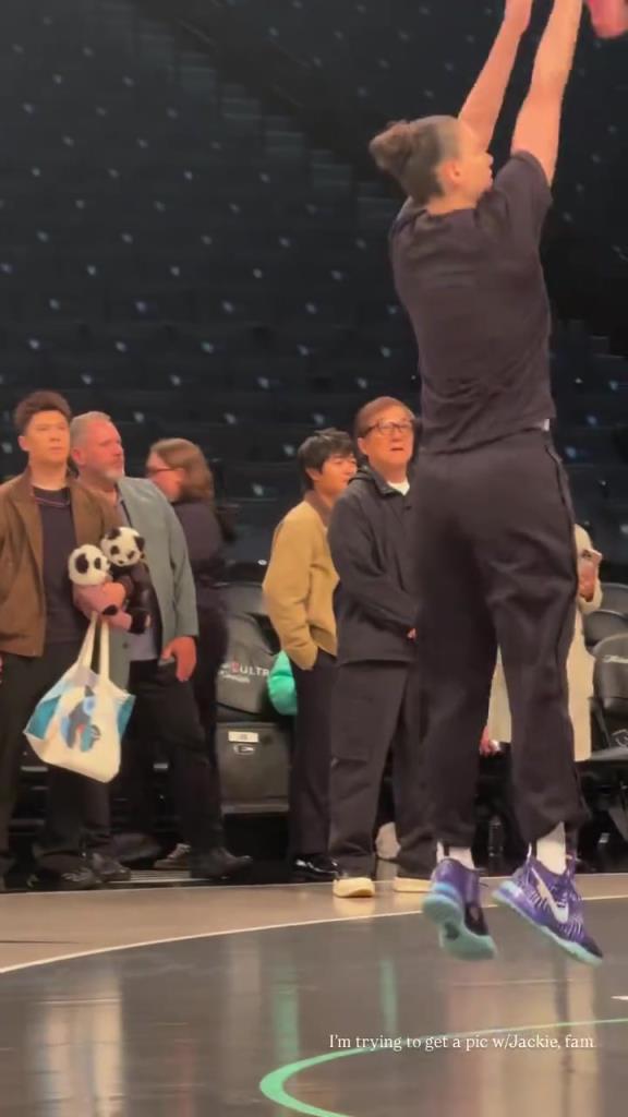 71歲成龍現(xiàn)身巴克萊中心看女籃比賽：她們投籃怎么那么準(zhǔn)?。?！