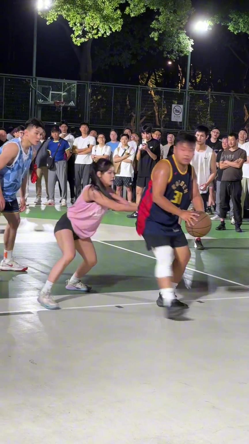 這哥們看見防自己的是女生，一個(gè)勁背打，球也不傳了